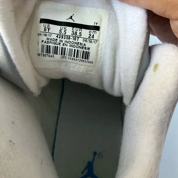 Air Jordan Sz.6Y White Gray and Italy Blue aSneakers - Picture 13 of 13